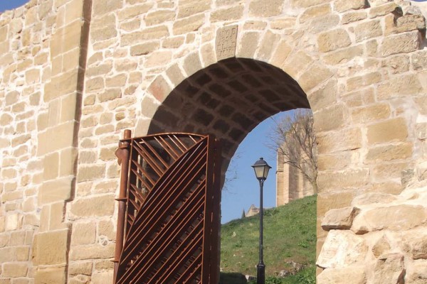 Accedemos al recinto amurallado por la Puerta de la Primicia