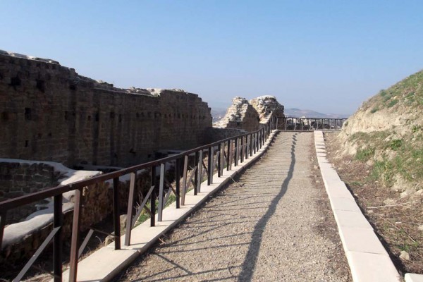 Restos del antiguo poblado adosado a las murallas