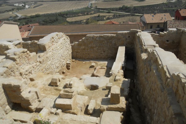 Restos del antiguo poblado adosado a las murallas en los que se aprecia un lagar excavado en roca